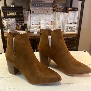 NWOT TOP Moda Heeled Zip Booties